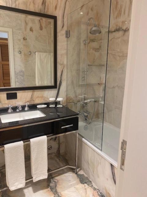 Solar Do Requeijo By Luna Hotels & Resorts Arcos de Valdevez Dış mekan fotoğraf A shower enclosure with a sliding door